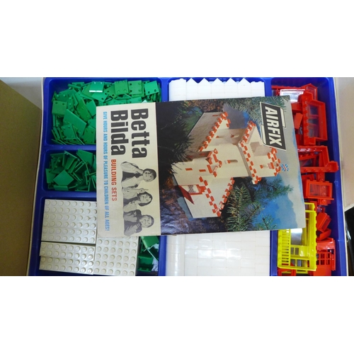 732 - Two building sets, Bayko 2X and Airfix Betta Bilda Set No.2