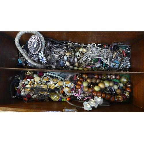 737 - A collection of costume jewellery in wooden box