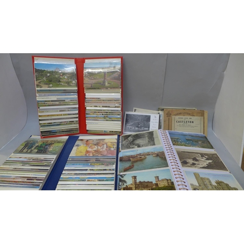 746 - A collection of postcards, mainly mid 20th Century and souvenir booklets