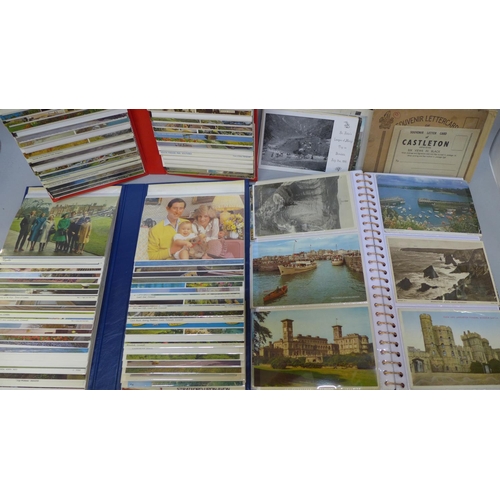 746 - A collection of postcards, mainly mid 20th Century and souvenir booklets