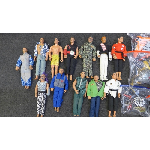 752 - Action Man figures and accessories