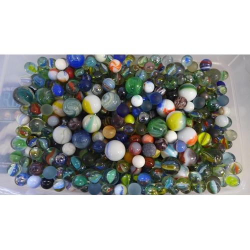 777 - A large collection of antique and vintage marbles with marbles book - history and collecting