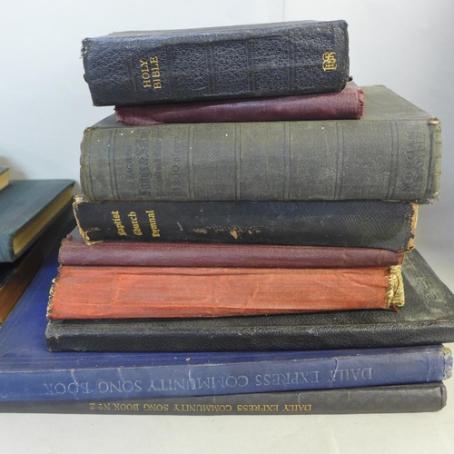 796 - A collection of Bibles, hymn and song books