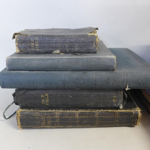 796 - A collection of Bibles, hymn and song books