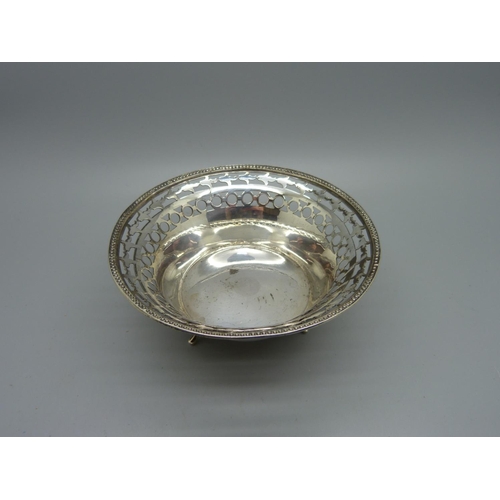 861B - A pierced silver dish, Birmingham 1919, 69g