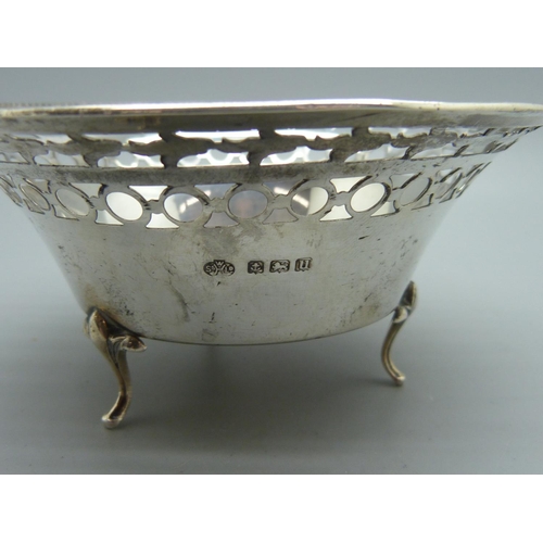 861B - A pierced silver dish, Birmingham 1919, 69g