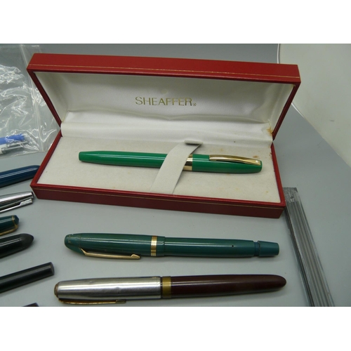 883 - Four pens with 14ct gold nibs, Conway Stewart 28, a/f, Summit and 2x Swan, a Sheaffer, boxed, other ... 