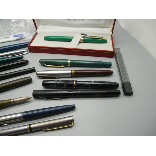 883 - Four pens with 14ct gold nibs, Conway Stewart 28, a/f, Summit and 2x Swan, a Sheaffer, boxed, other ... 