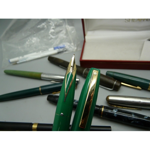 883 - Four pens with 14ct gold nibs, Conway Stewart 28, a/f, Summit and 2x Swan, a Sheaffer, boxed, other ... 