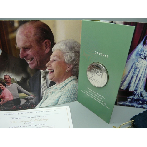 901 - A collection of five Royal commemorative crowns two British 'banknote' coins