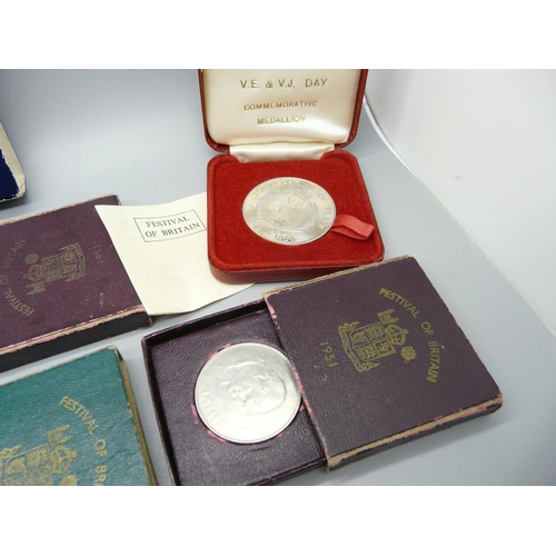 903 - A 1987 US silver dollar, cased, a British Legion commemorative medallion, cased, a Churchill crown, ... 