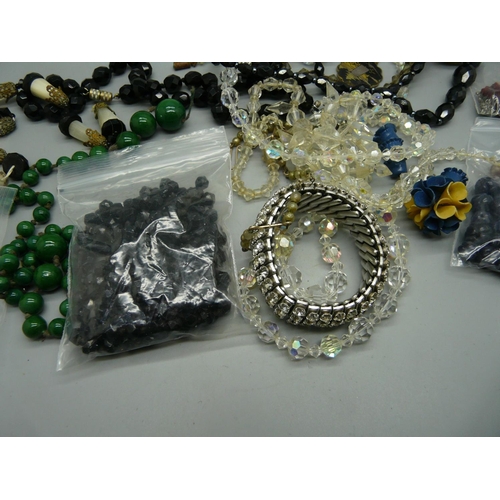 905 - Vintage jewellery plus jet and beads for repair