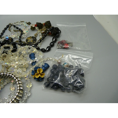 905 - Vintage jewellery plus jet and beads for repair