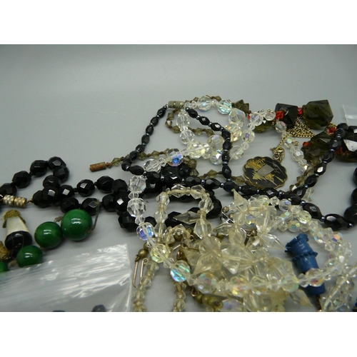 905 - Vintage jewellery plus jet and beads for repair