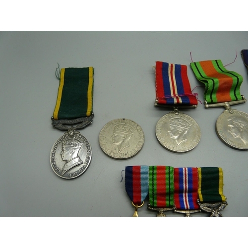 909 - A collection of medals including a WWI Victory medal to 2.Lieut. W.A. Jones, a Territorial named to ... 