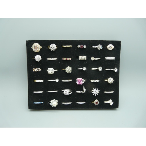 912 - A tray of 36 fashion rings