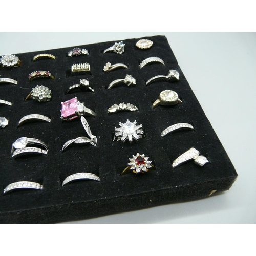 912 - A tray of 36 fashion rings