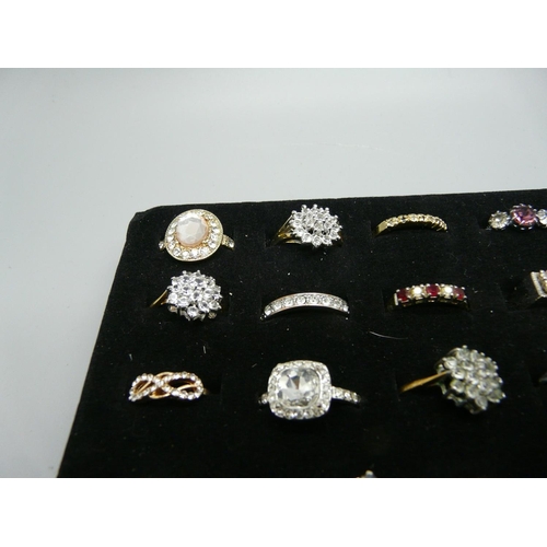 912 - A tray of 36 fashion rings