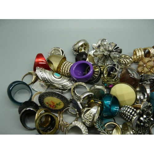 922 - Costume rings