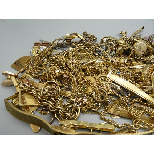 928 - A collection of gold tone jewellery