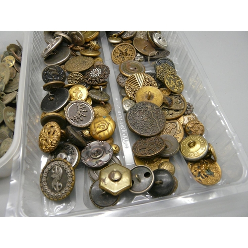 929 - A collection of buttons, some circa 1900