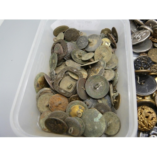 929 - A collection of buttons, some circa 1900