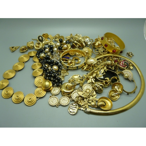 930 - Gold tone costume jewellery