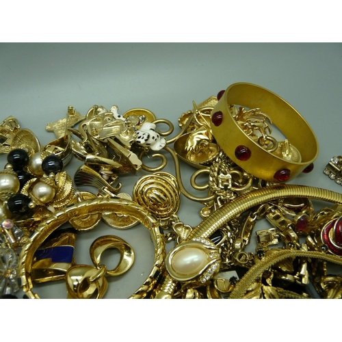 930 - Gold tone costume jewellery