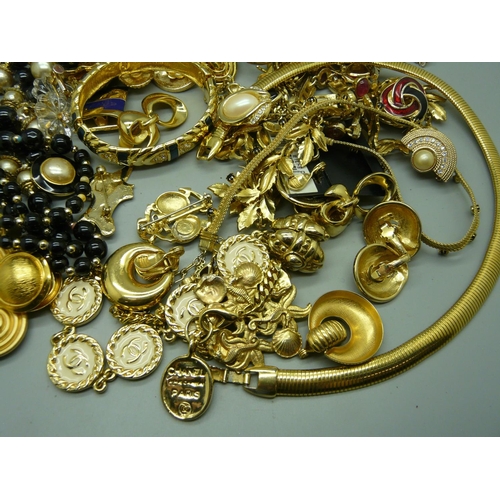 930 - Gold tone costume jewellery