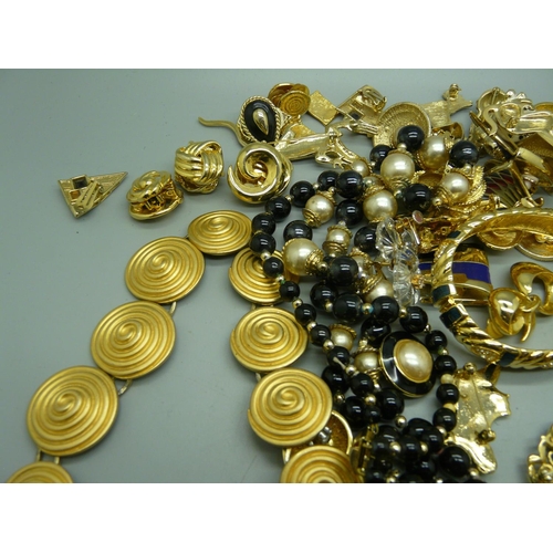 930 - Gold tone costume jewellery