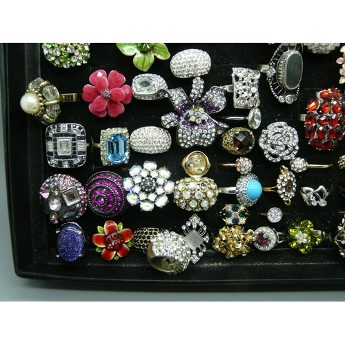 934 - A tray of fashion rings