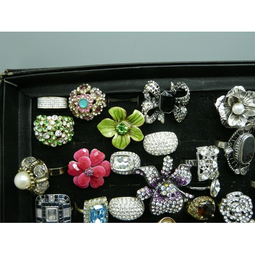 934 - A tray of fashion rings