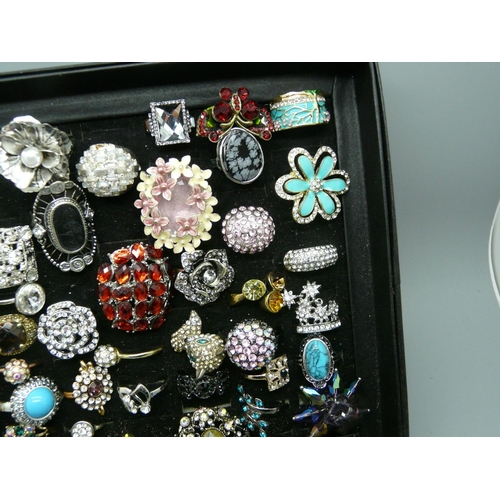 934 - A tray of fashion rings