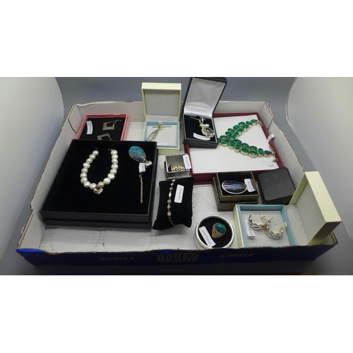 943 - Silver and silver mounted jewellery, earrings, pendant and chains, bracelet, ring, etc.