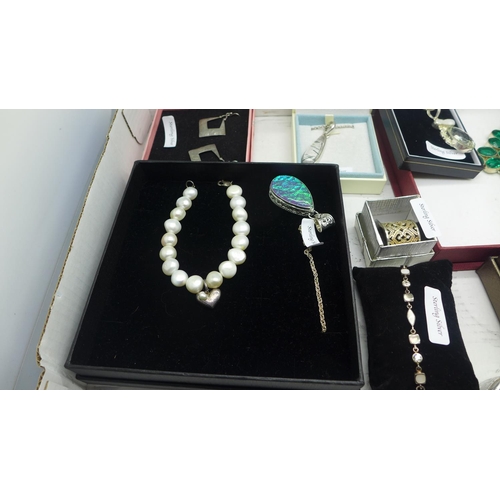 943 - Silver and silver mounted jewellery, earrings, pendant and chains, bracelet, ring, etc.