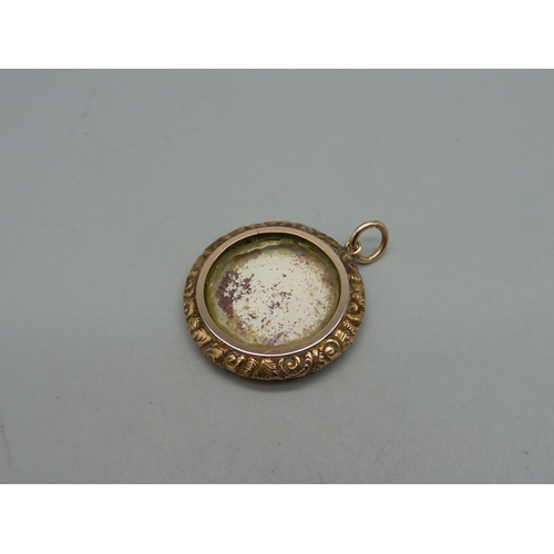 946 - A 9ct gold photograph pendant, 7.6g, 32mm diameter