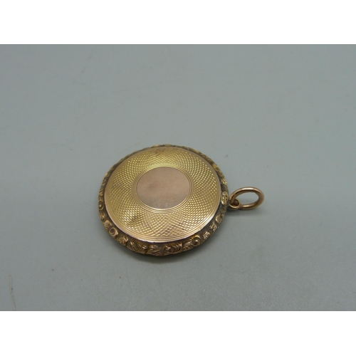 946 - A 9ct gold photograph pendant, 7.6g, 32mm diameter