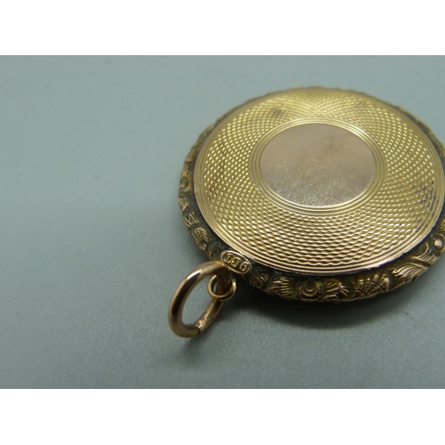 946 - A 9ct gold photograph pendant, 7.6g, 32mm diameter