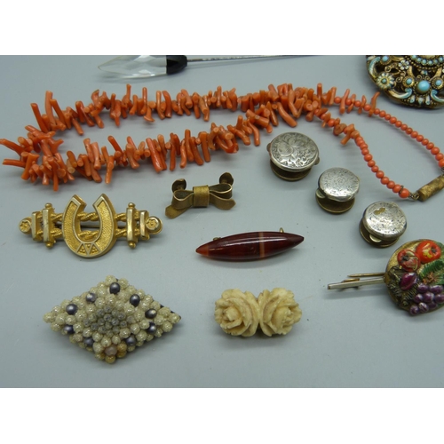 974 - A coral necklace, an Art Deco hat pin and other jewellery