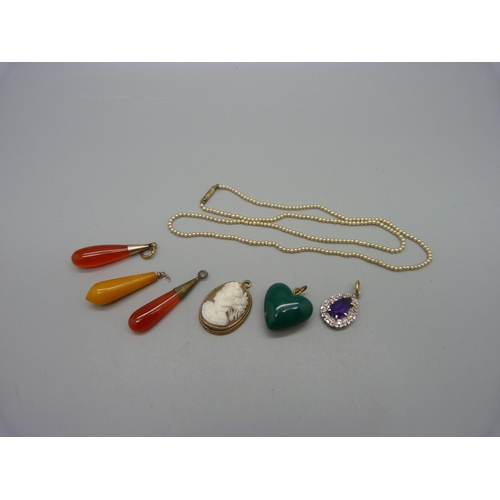 985 - A seedpearl necklace and six pendants