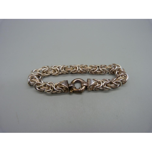 990 - A silver bracelet, 28g