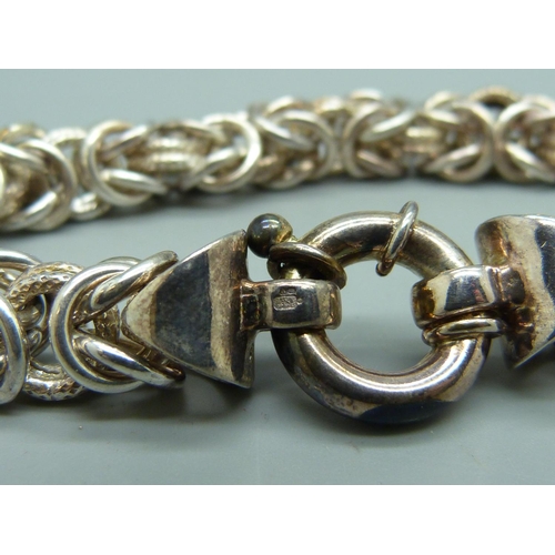 990 - A silver bracelet, 28g