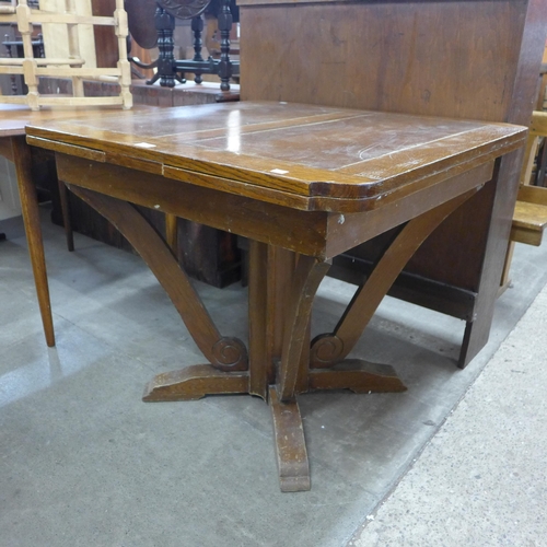 207 - An oak draw-leaf table