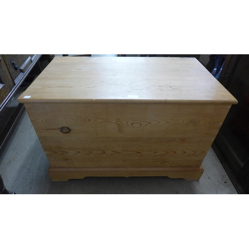 252 - A pine blanket box