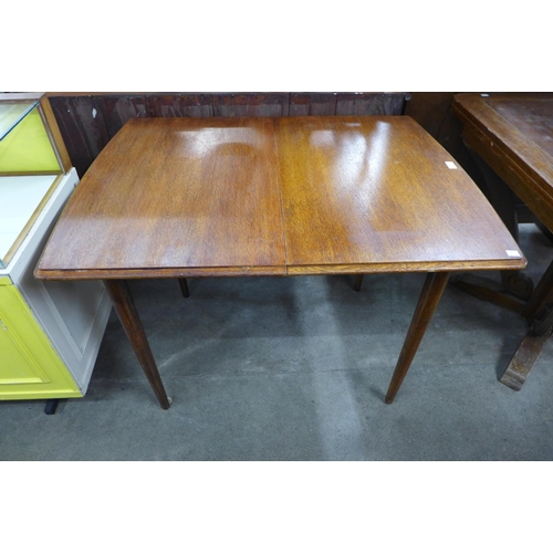 89 - An oak extending dining table