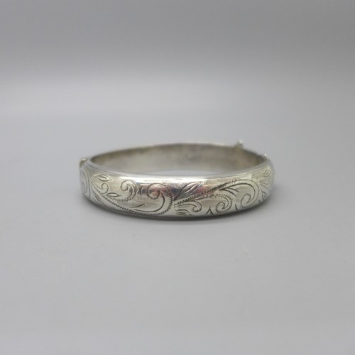 944 - A silver bangle, 20g, lacking safety chain