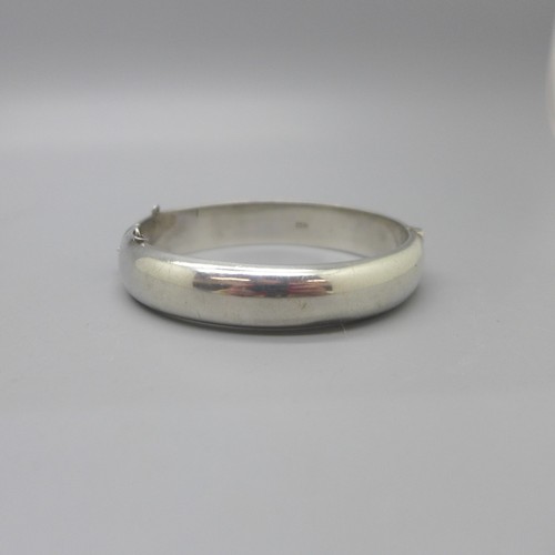 944 - A silver bangle, 20g, lacking safety chain