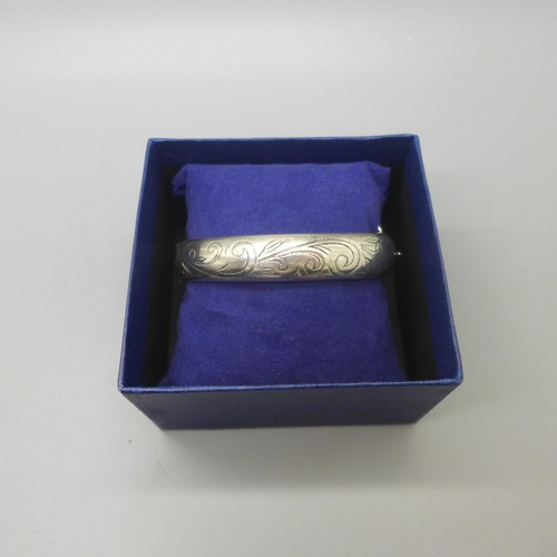 944 - A silver bangle, 20g, lacking safety chain