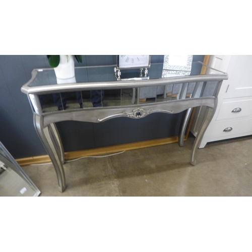 1477 - A mirrored console table