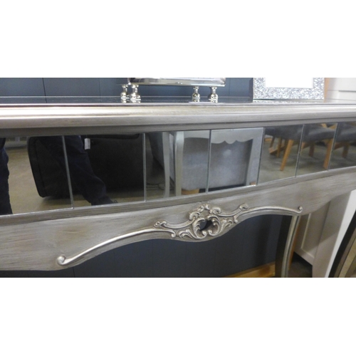 1477 - A mirrored console table